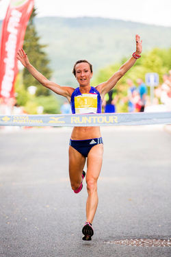 SENSATIONELLA tider i löpning har gjort skidstjärnan Eva Vrabcova-Nyvltova OS-aktuell också i maraton. Här vinner hon åter igen RunTOUR i Ladronka i Prag. Foto: PRIVAT