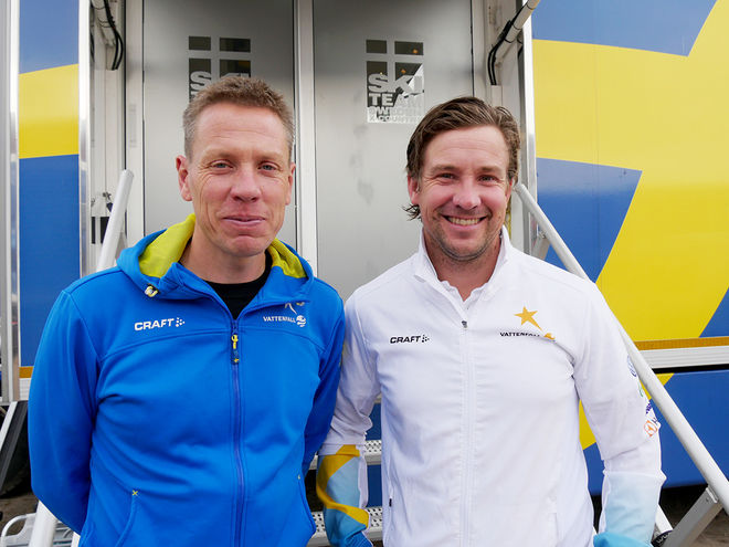 MIKAEL JONSSON (tv) och Urban Nilsson skall lära pressen att valla skidor inför den kommande säsongen. Foto: SVENSKA SKIDFÖRBUNDET