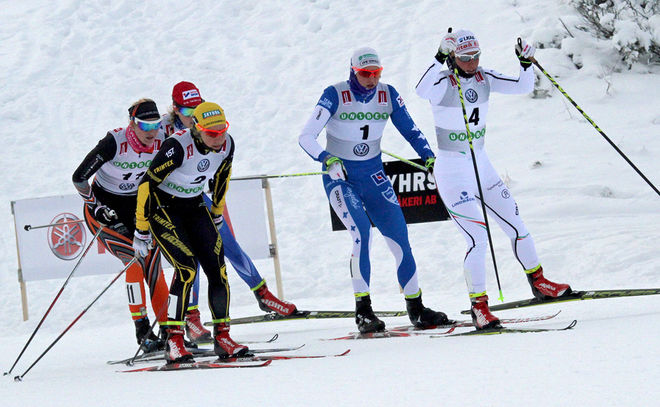 CHARLOTTE KALLA leder sprintfinalen för Linn Sömskar, som tycks köra på Kallas skidor, och sedan föll. Hanna Falk ligger trea och därefter Maja Dahlqvist och Stina Nilsson. Foto: THORD ERIC NILSSON