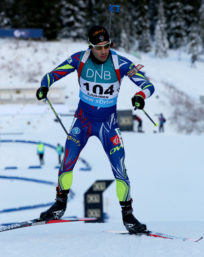 MARTIN FOURCADE på väg mot en 4:e plats i skidskyttepremiären i Sjusjøen i lördags. Nu åker han världscupen i längd i Ruka utanför Kuusamo. Foto/rights: MARCELA HAVLOVA/sweski.com