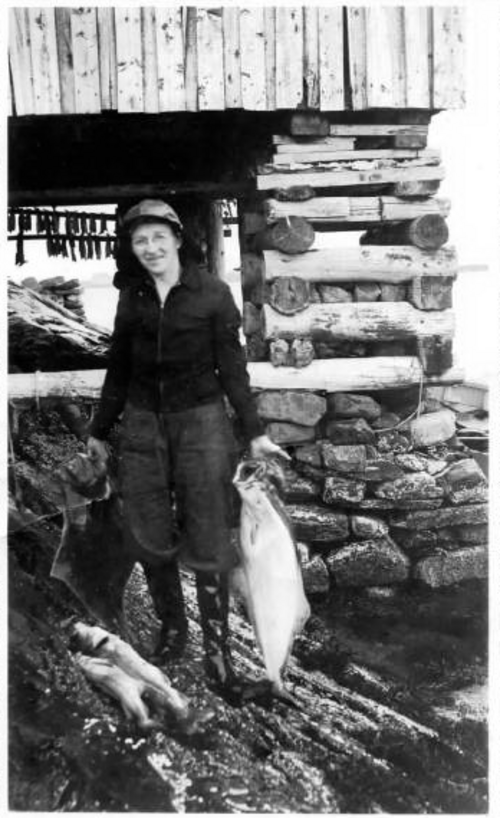 Kunstneren Ingrid Edwards har fisket kveite. Sør-Herøy 1935. Bildet er utlånt av Aase Hansen
