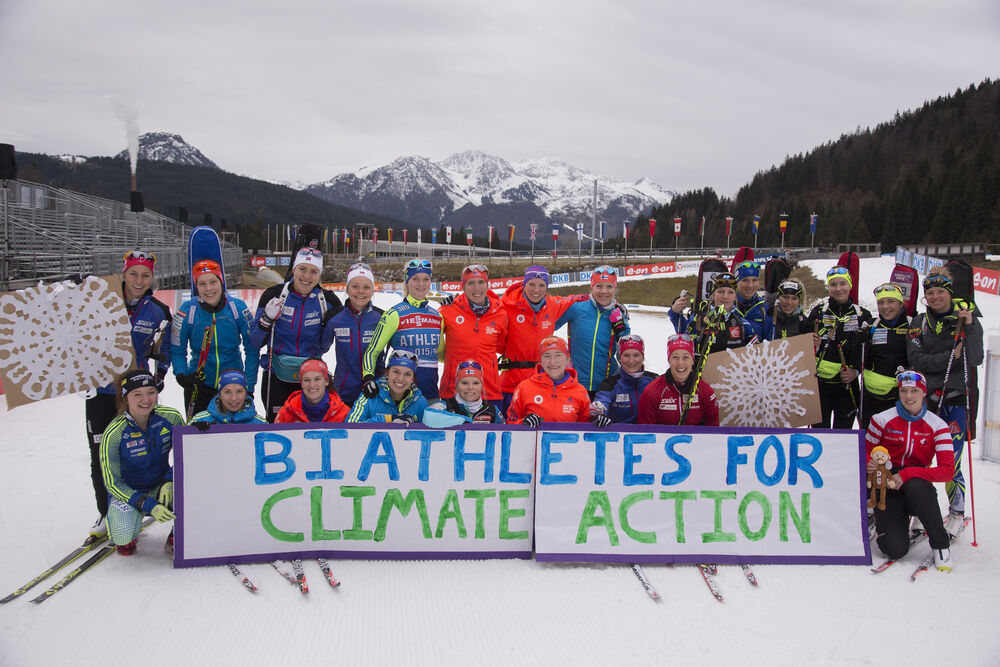 09.12.2015, Hochfilzen, Austria (AUT):Hannah Dreissigacker (USA, middle) organised a statement for Climate action. A lot of Biathletes like Tirill Eckhoff (NOR), Annukka Siltakorpi (FIN), Synnoeve Solemdal (NOR), Annalise Cook (USA), Kaisa Maekaeraeinen