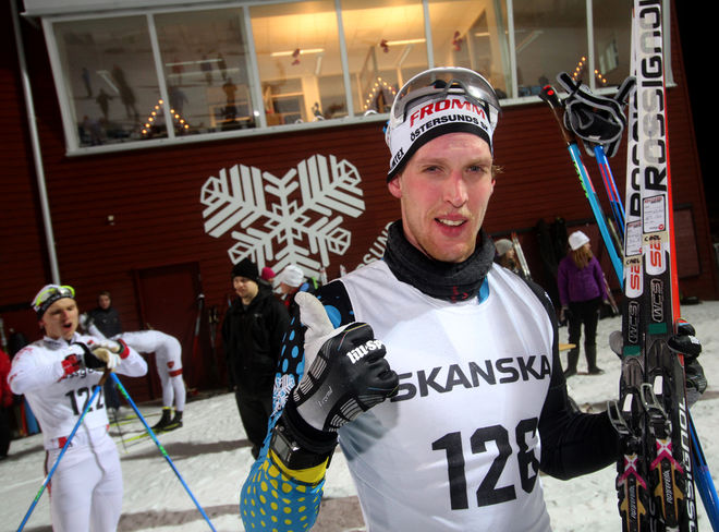 TUMMEN UPP för seger. Carl Quicklund var snabbast bland herrarna i Daniel Karlssons Minne i Östersund. I bakgrunden tvåan Anders Jonsson, Stockvik. Alla foto: THORD ERIC NILSSON