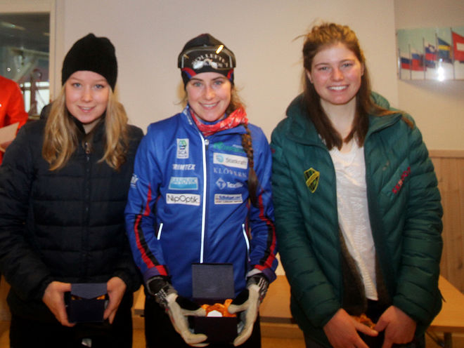 SNABBASTE DAM var dock juniorsegraren Ebba Andersson, Sollefteå som här syns med juniortvåan Alicia Persson, Stockvik och trean Signe Rosenberg, Duved.