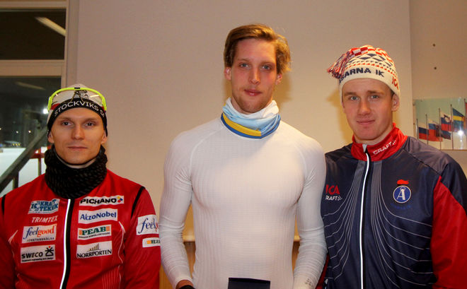 DOM TRE BÄSTA herrarna i Daniel Karlssons Minne: Segraren Carl Quicklund (mitten) med tvåan Anders Jonsson (tv) och trean Markus Ruus.