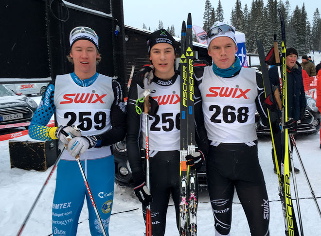 MAX NOVAK, Offerdal (mitten) vann herrarnas korta bana före klubbkompisen Mattias Bångman (th) och Emil Persson, ÖSK (tv). Foto: ARRANGÖREN