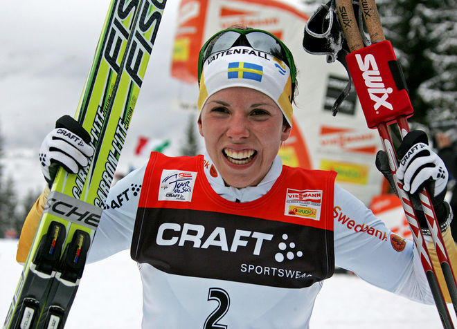 CHARLOTTE KALLA jublar över den överraskande segern i Tour de Ski 2008 - den hittils enda svenska. Foto: NORDIC FOCUS