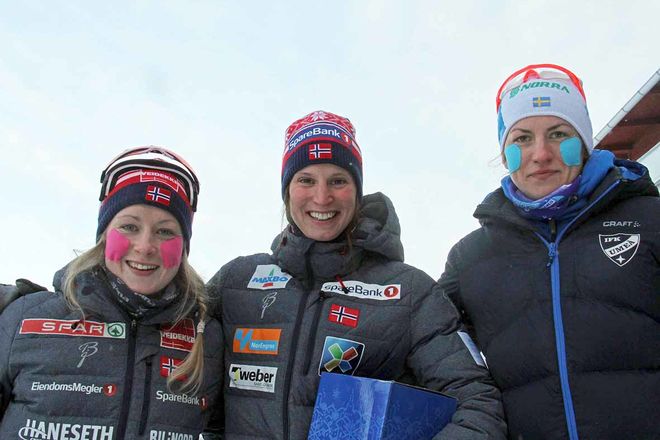 KARI VIKHAGEN GJEITNES (mitten) var snabbaste dam i prologen före Anna Svendsen (tv) och Linn Sömskar (th). Foto: THORD ERIC NILSSON