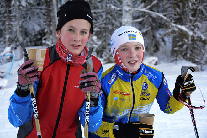 I UNGDOMSKLASSEN P12–13 över 4 km segrade Frans Persson (till vänster), Tåsjö IF, strax före Jon Oscarsson, Ås IF. Segertiden blev 21 minuter. Foto: PERNILLA GUNNARSDOTTER PERSSON