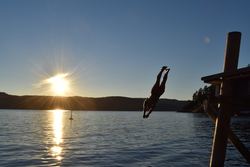 Emmerstad - kåret til Vestbys mest attraktive friluftsområde. Bildet vant fotokonkurransen Stup fra brygga, Emmerstad. Foto Kaja Bro Windheim