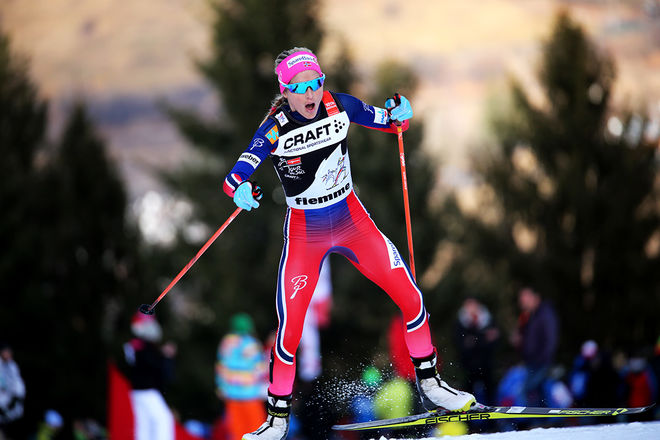 THERESE JOHAUG vann igen, men hon fick slita hårt för att hålla Astrid Uhrenholdt Jacobsen bakom sig. Här från Tour de Ski. Foto/rights: MARCELA HAVLOVA/sweski.com