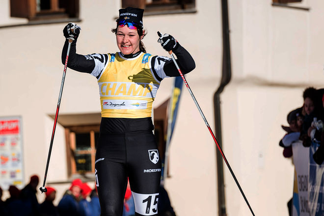 BRITTA JOHANSSON NORGREN jublar över ännu en seger i Visma Ski Classics, den här gången i La Diagonela i charmiga Zuoz i Engadin-dalen. Foto: MAGNUS ÖSTH