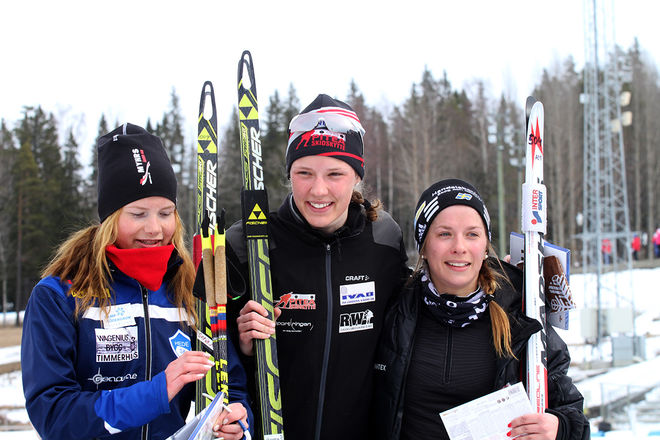 HANNA ÖBERG (mitten) vann JVM i skidskytte med Anna Magnusson (th) som trea. Sofia Myhr (tv) åkte också bra. Här från JSM 2014. Foto: THORD ERIC NILSSON