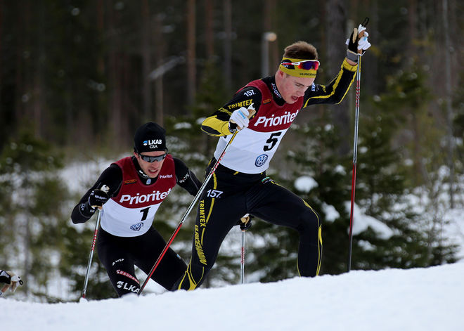 GRILLAD AV EN JUNIOR! Viktor Thorn drar hårt och presser Marcus Hellner under SM i skiathlon. Foto/rights: KJELL-ERIK KRISTIANSEN/sweski.com