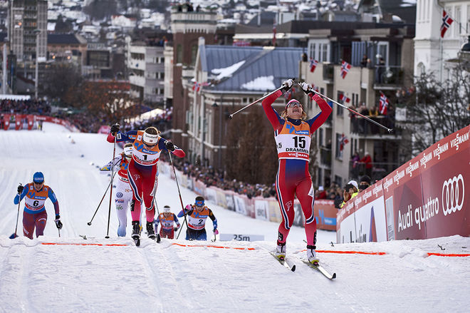 MAIKEN CASPERSEN FALLA jublar för segern i Drammen. Bakom kommer Ingvild Flugstad Østberg och Stina Nilsson, som senare blev deklasserad till en 6:e plats. Foto: NORDIC FOCUS