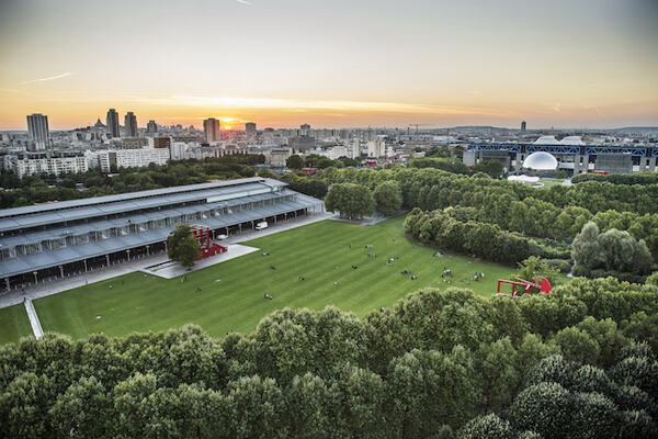 Vue sur la prairie du triangle, la Grande halle, les jardins, la geode et la Cite des sciences et de l'industrie-Universciences Â© William Beaucardet
