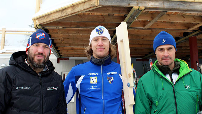 JOHANNES AINEGREN från IFK Likenäs (mitten) vann herrklassen före Ronnie Löf, Högbo (th) och Niclas Bärj, Rehns BK. Foto: ARRANGÖREN