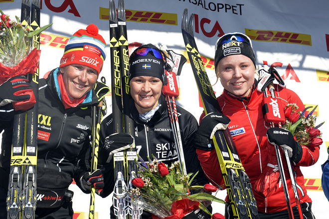 TOPPTRION i Tjejvasan 2016, fr v: Katerina Smutna, Österrike (2:a), Britta Johansson Norgren, Lager 157 Ski Team (1:a) och Julia Svan, Vansbro AIK (3:a). Foto: VASALOPPET