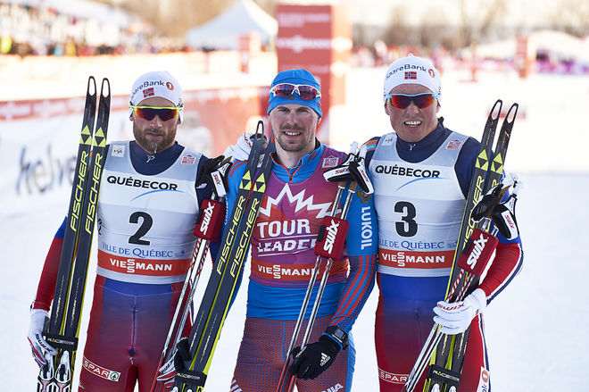 SERGEY USTIUGOV (mitten) är i toppform och leder fortfarande Ski Tour Canada. Nu före Petter Northug jr och Emil Iversen. Sistnämnde tappade dock en minut i jaktstarten i Quebec. Foto: NORDIC FOCUS