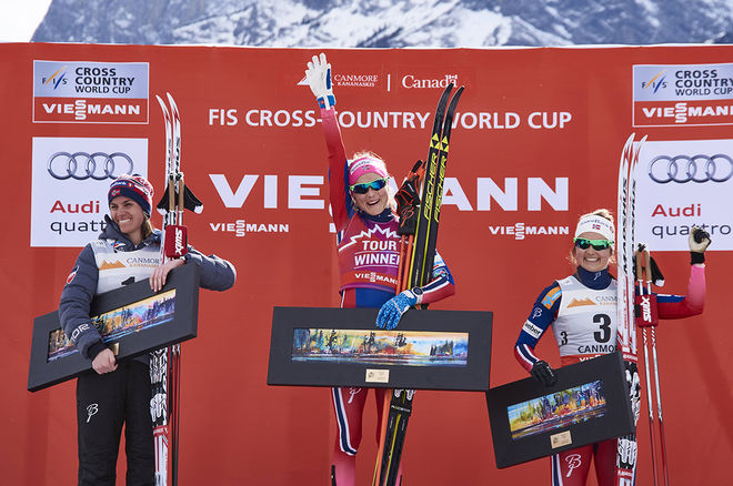 DET BLEV THERESE JOHAUG som vann Ski Tour Canada till slut. Heidi Weng (tv) slutade tvåa och Ingvild Flugstad Østberg trea. Foto: NORDIC FOCUS