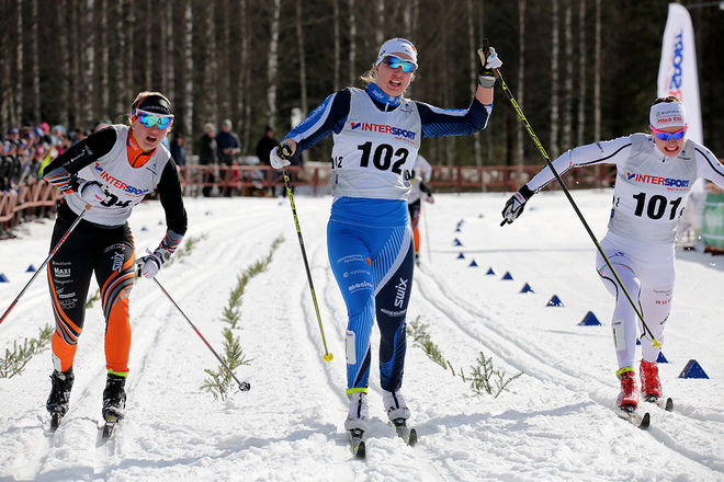 STENHÅRD FIGHT om andra, tredje och fjärde plats. Evelina Settlin (mitten) grejar precis andra plats före Maja Dahlqvist (vänster) och Sofia Henriksson. Foto/rights: KJELL-ERIK KRISTIANSEN/sweski.com