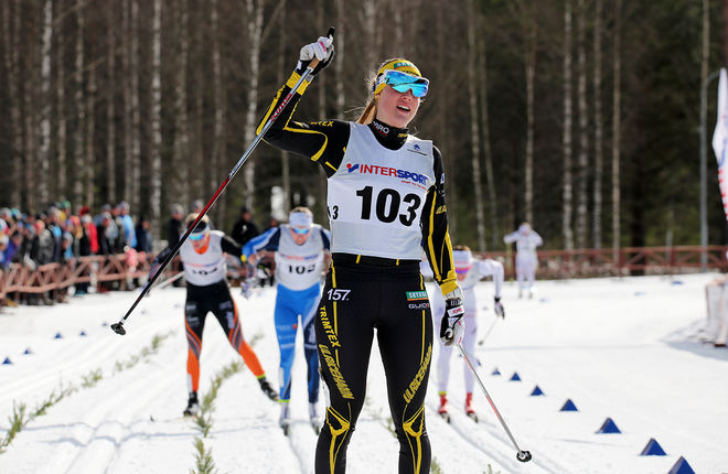 JUBLAR ÖVER SEGERN. Maria Nordström i mål som segrare i damernas sprint vid Intersport Cup i Torsby. Foto/rights: KJELL-ERIK KRISTIANSEN/sweski.com