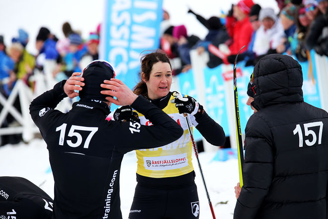 LAGKOMPISARNA i Lager 157 Ski Team kunde gratta Britta Johansson Norgren som totalsegrare i Visma Ski Classics efter Årefjällsloppet i Edsåsdalen. Foto/rights: MARCELA HAVLOVA/sweski.com