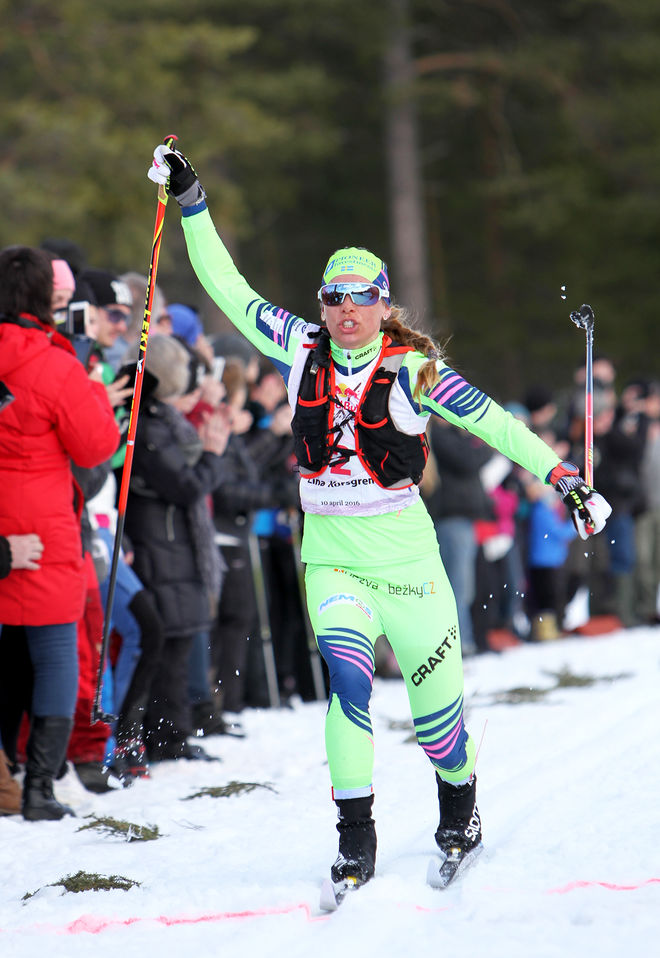 DÄR SATT DEN! Lina Korsgren i mål som segrare efter 200 km i Nordenskiöldsloppet. Foto: ERIK WICKSTRÖM
