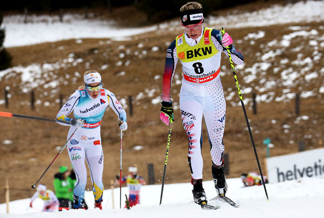 JESSICA DIGGINS är ett av USAs största medaljhopp inför VM i Lahtis. Här under Tour de Ski i schweiziska Lenzerheide före Stina Nilsson. Foto/rights: MARCELA HAVLOVA/sweski.com