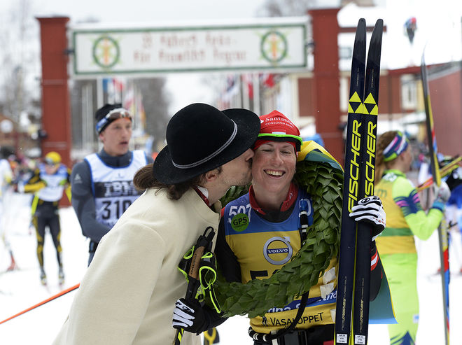 KATERINA SMUTNA vann Vasaloppet i vintras med den österrikiska flaggan i mössan. I vinter blir det åter igen den tjeckiska flaggan efter 10 år som österrikiska. Foto: VASALOPPET