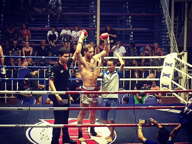 OSCAR QUICKLUND hyllas efter segern i proffsdebuten i thaiboxning i just Thailand. Den tidigare skidåkaren har verkligen bytt spår! Foto: OSCARS FB-PROFIL