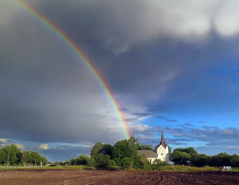 Herøy kirke i et flott fargespill