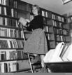 Oslo Museum Smilende bibliotekar på stige