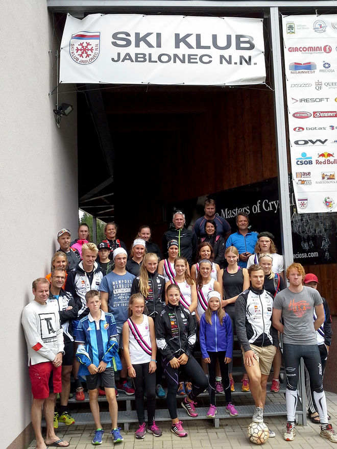 SKIDÅKARGÄNGET från Offerdal på träningsläger i Tjeckien. Även Spikbodarnas Tua Dahlgren var med och Trångsvikens löpare Hanna Näslund. (Foto: ANDERS DAHLGREN)
