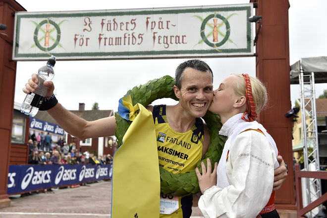 JARLE RISA från Norge vann den andra Ultravasan och kunde jubla vid målet i Mora. Foto: VASALOPPET/Nisse Schmidt