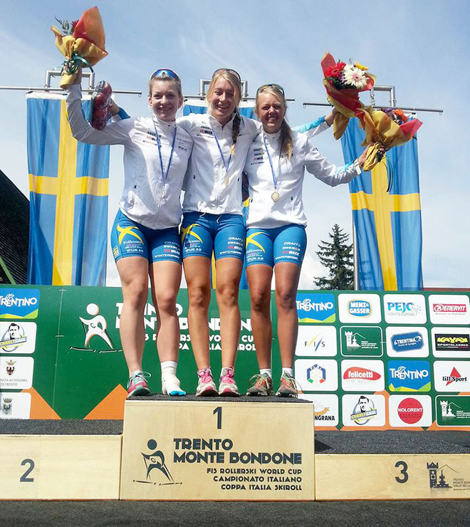 HELSVENSK PALL i damernas juniorklass. Emma Larsson (mitten) vann före Moa Olsson (tv) och Malin Börjesjö. Foto: SVENSKA RULLSKIDLANDSLAGET