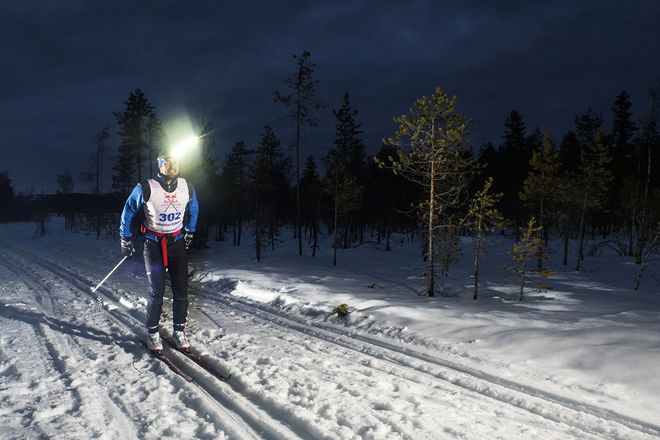 NÅGRA ÅKARE behöver pannlampa under det 22 mil långa Nordenskiöldsloppet. Här är det Sebastian Eriksson från 2016. Foto: NORDENSKIÖLDSLOPPET