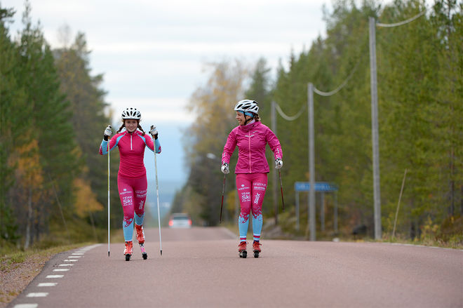TEAM SKIPROAM:s yngsta och äldsta åkare på rullskidor tillsammans, till vänster Elina Franzén och till höger Maria Rydqvist. Foto: NISSE SCHMIDT