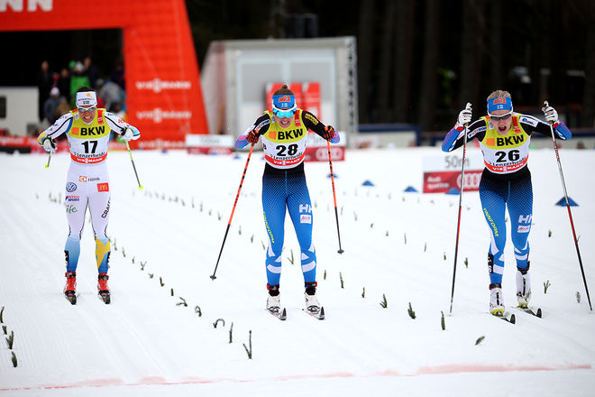 MÅNGA FLERA finländare får chansen att följa längdåkarnas världscup när den från och med säsongen 2018 åter igen finns på statskanalen YLE. Här är Anne Kyllönen (th), Kerttu Niskanen och Charlotte Kalla som kämpar i Tour de Ski i schweiziska Lenzerheide. Foto/rights: MARCELA HAVLOVA/sweski.com