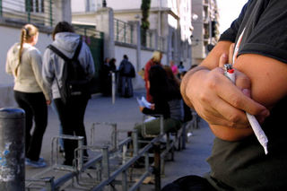 Â©PHOTOPQR/LA PROVENCE/MAGNIEN PatriceIllustration sur la consommation de drogue douce chez les jeunesUn adolescent fumant un joint de cannabis devant un lycee