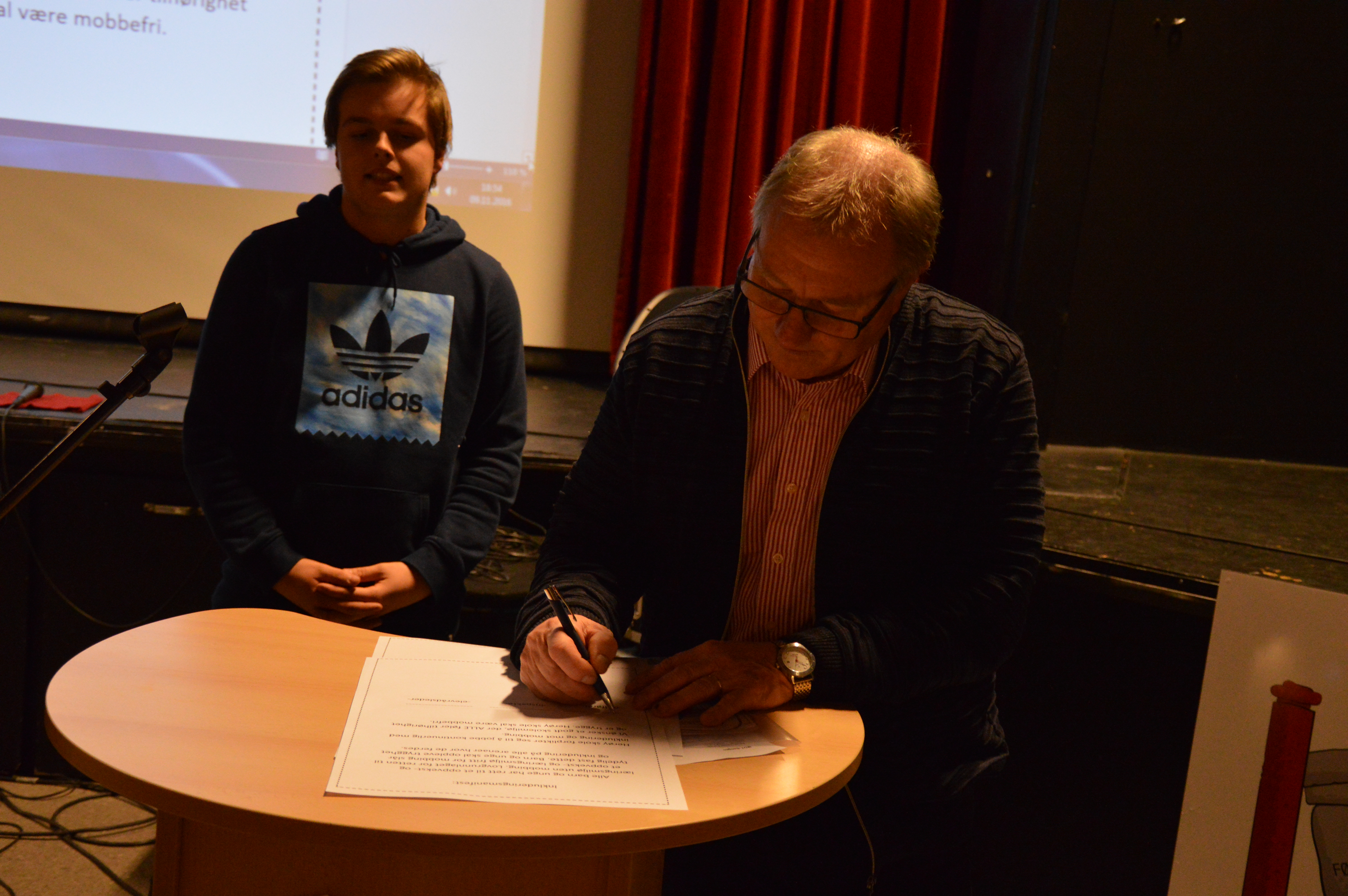 Underskrift av mobbemanifest_Arnt Frode signerer