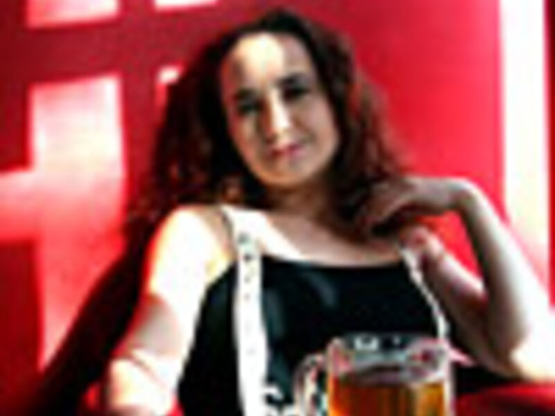 Jente på pub
