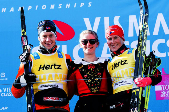 PETTER ELIASSEN (tv) och Katerina Smutna vann prologen i Visma Ski Classics i schweiziska Pontresina. Foto: SKI CLASSICS