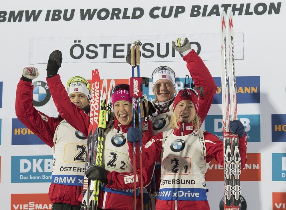 27.11.2016, Oestersund, Sweden, (SWE):Ole Einar Bjoerndalen (NOR), Fanny Horn Birkeland (NOR), Johannes Thingnes Boe (NOR), Marte Olsbu (NOR), (l-r) - IBU world cup biathlon, relay mixed, Oestersund (SWE). www.nordicfocus.com. Â© Manzoni/NordicFocus. E