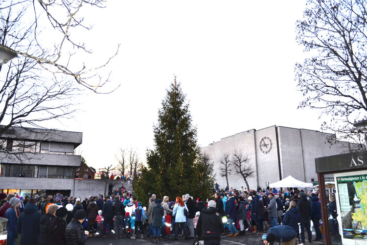 Mange hadde møtt opp for å overvære at Ås kommunes julegran fikk lysene tent. Foto Dag H Nestegard