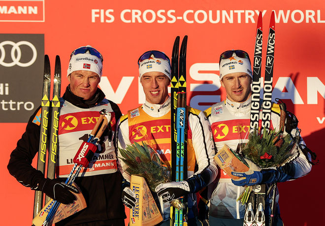 EN STOR SVENSKDAG blev det i fredagens sprint. Calle Halfvarsson (mitten) vann före Norges Emil Iversen (tv) och Teodor Peterson. Foto: NORDIC FOCUS
