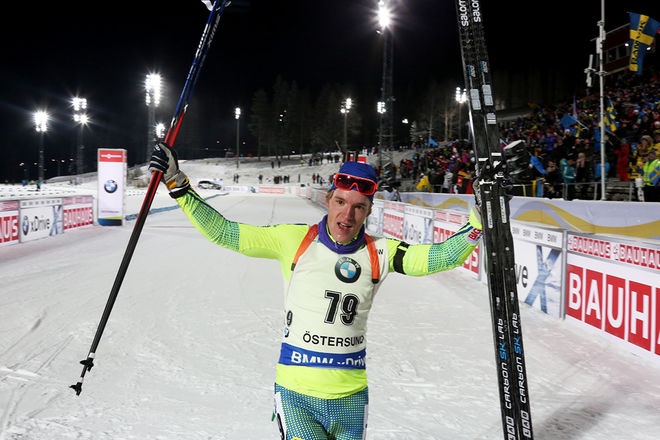 SEBASTIAN SAMUELSSON jublar efter 19:e platsen i sprinttävlingen i världscupdebuten i Östersund. Han har haft sitt stora internationella genombrott i vinter. Foto/rights: MARCELA HAVLOVA/sweski.com