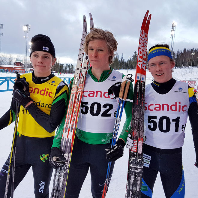 AXEL AFLODAL (mitten) vann finalen i H17-18 i Scandic Cup i Östersund före prologsegraren Felix Forsberg, Järpen (höger) och Ossian Rosenberg, Duved. Foto: THORD ERIC NILSSON