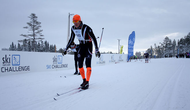VINJAR SKOGSHOLM från Norge vinner herrarnas 42 km före Adam Steen (tv) i Skistart.com Ski Marathon. Foto: MATS ANDERSSON