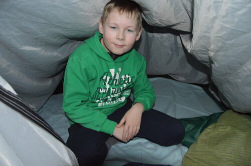 Konrad ligger i telt_inne i teltet